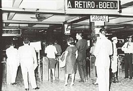 Passengers changing to Line C at the former Constitución station (c.1950s)