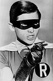 Image en noir et blanc de Robin en buste dans la série télévisée de 1966.