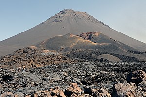 החרוט של פיקו דו פוגו, הר געש שכבתי פעיל.