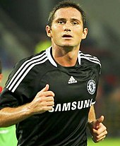 Frank Lampard, de face, s'apprêtant à effectuer une reprise de volée