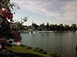 The Mayenne, the church and the port of Neuville