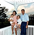 約翰·甘迺迪與他的妻兒在馬薩諸塞州海恩尼斯港的合照