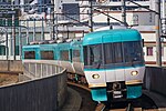 付属編成を2本連結した運用。 貫通型先頭車が新宮方を向く。