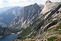 Kaweah Geçidi'nden aşağı bakış: Hamilton Gölü, Valhalla Yarları, "High Sierra Yürüyüş Patikası"