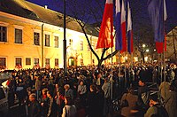 Une foule de croyants devant le palais épiscopal le 3 avril 2005, s'est rassemblée pour rendre hommage au pape Jean-Paul II.