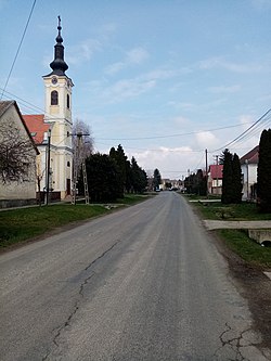 Az út lippói szakasza a falu katolikus templomával, észak felé nézve