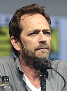 Luke Perry interprète Dylan McKay