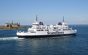 M/S Hamlet med slottet Kronborg i bakgrunden.