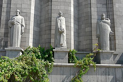 Facciata principale dell'edificio. Da sinistra a destra, Moïse de Khorène, Mkhitar Goch, Frik.