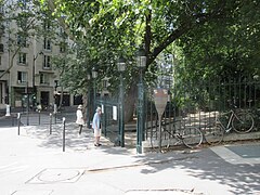 Entrée du parc des Buttes-Chaumont à l'angle de l'avenue Simon-Bolivar et de la rue Botzaris