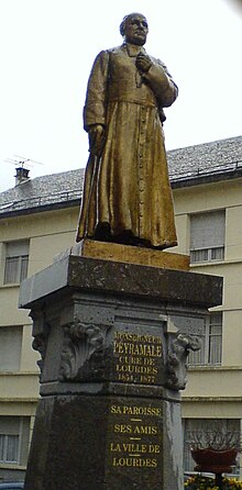 statue en contre-plongée