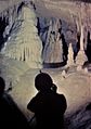 Homme devant une stalagmite