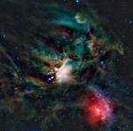 M80 ligger längst till höger på denna bild med Rho Ophiuchi molnkomplex uppåt