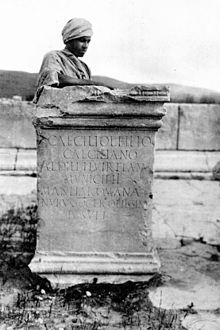 Photographie ancienne d'un socle de statue avec un Marocain