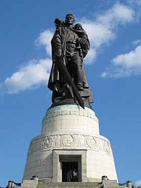 Statue du soldat avec l'enfant et la croix gammée brisée