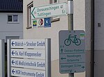 Wegweiser des Donauradweges und Betriebswegweiser in Nendingen (Baden-Württemberg)