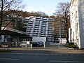 Ungewöhnlicher Wohnungsbau in den 1970ern, auf der oberen Straße nur als zweigeschossige Häuser zu erkennen. Ist vom Tal aus ein 12geschossiges Terrassenhaus.