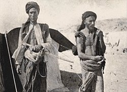 صورة قديمة لشيخ الموسطة ابن عسكر مع أحد رجاله