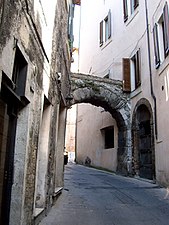 Arco di Monterone, (III sec. a.C.) porta superstite dell'antica cinta urbica