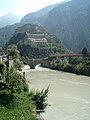 Le fort vu du bord de la Doire, à l'entrée du bourg de Bard