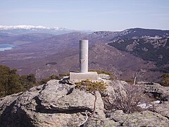 Vértice geodésico de primer orden situado en la cumbre.