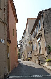 Ruelle au pied des remparts.