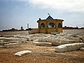 Vieux cimetière avec le mausolée de Rabbi Haim Pinto.