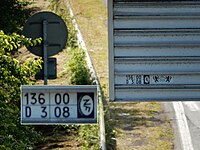 Arrière d'un panneau de signalisation directionnelle français, posé sur portique. Il porte la mention D3.