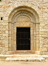 Jambas y volutas escalonadas de la iglesia de St-Laurent-du-Mont cerca de Argelès-sur-Mer (mediados del siglo XII)