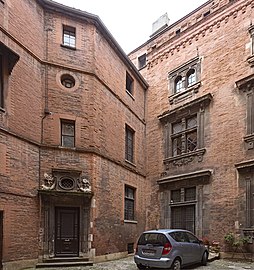 Façades sud et ouest et nord de la cour intérieure.