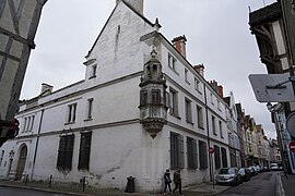 Façade rue Charbonnet à gauche des Quinze-Vingt à droite,