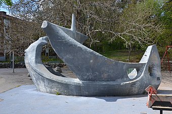 Skulptur "Skepp" i Sköndal tillsammans med Kerstin Kjellberg-Jacobsson.