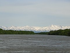 Le fleuve Kamtchatka avec le Koumrotch en arrière-plan.