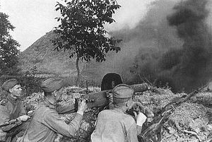 חיילים סובייטים, מצוידים במקלע מקסים ורובי מוסין נגאן, בפעולה בקרב קורסק