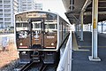 若松駅に停車中のBEC819系