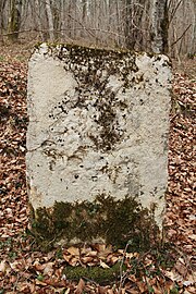 Borne armoriée de la Brosse-Guillot face Saint-Seine (très usée).