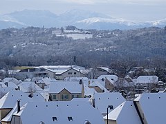 Photographie en couleurs de maisons recouvertes de neige.