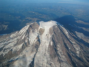 Der Tahoma-Gletscher fließt von der Eiskappe am Gipfel zwischen St. Andrews Rock und Puyallup Cleaver (links) und der Tahoma Cleaver (rechts)