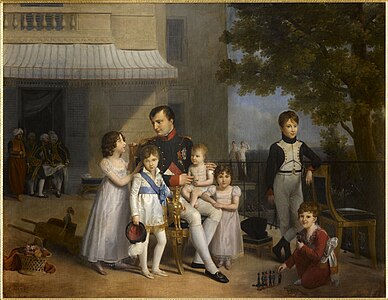 Napoléon Ier sur la terrasse de Saint-Cloud, avec ses neveux et nièces. L'empereur tient Charles-Louis-Napoléon sur ses genoux. Toile de Jean-Louis Ducis, 1810.