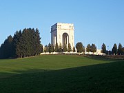 軍人墓苑に建つ戦争記念碑（遠景）