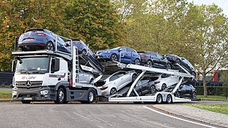 Ensemble routier semi-remorque LOHR pour le transport de véhicules.