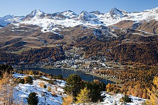 Blick auf St. Moritz, St. Moritzersee und Skigebiet Corviglia im Herbst von Muottas da Schlarigna