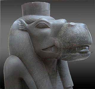 Statue de Taouret, détail (ens. H. 96 cm.). Grauwacke. Karnak. Règne de Psammétique Ier. Musée égyptien du Caire