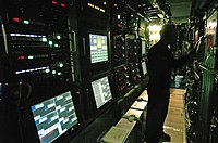 O interior da estação de controle de torpedos do USS Virginia.