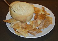 Torta del Casar servida con galletas