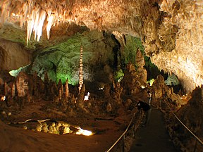 Farbig beleuchtete Felsformationen in der Höhle