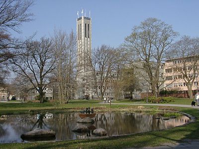 Parque Vasaparken com câmara municipal (br: prefeitura) ao fundo