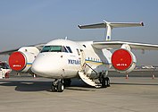 Antonov An-74TK-300D -mallissa moottorit on laskettu siipien alapuolelle (Dubain lentoasema, 2005).