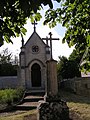 Chapelle funéraire et croix de pierre.