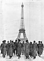 אדולף היטלר מטייל מול מגדל אייפל בפריז, 23 ביוני 1940.